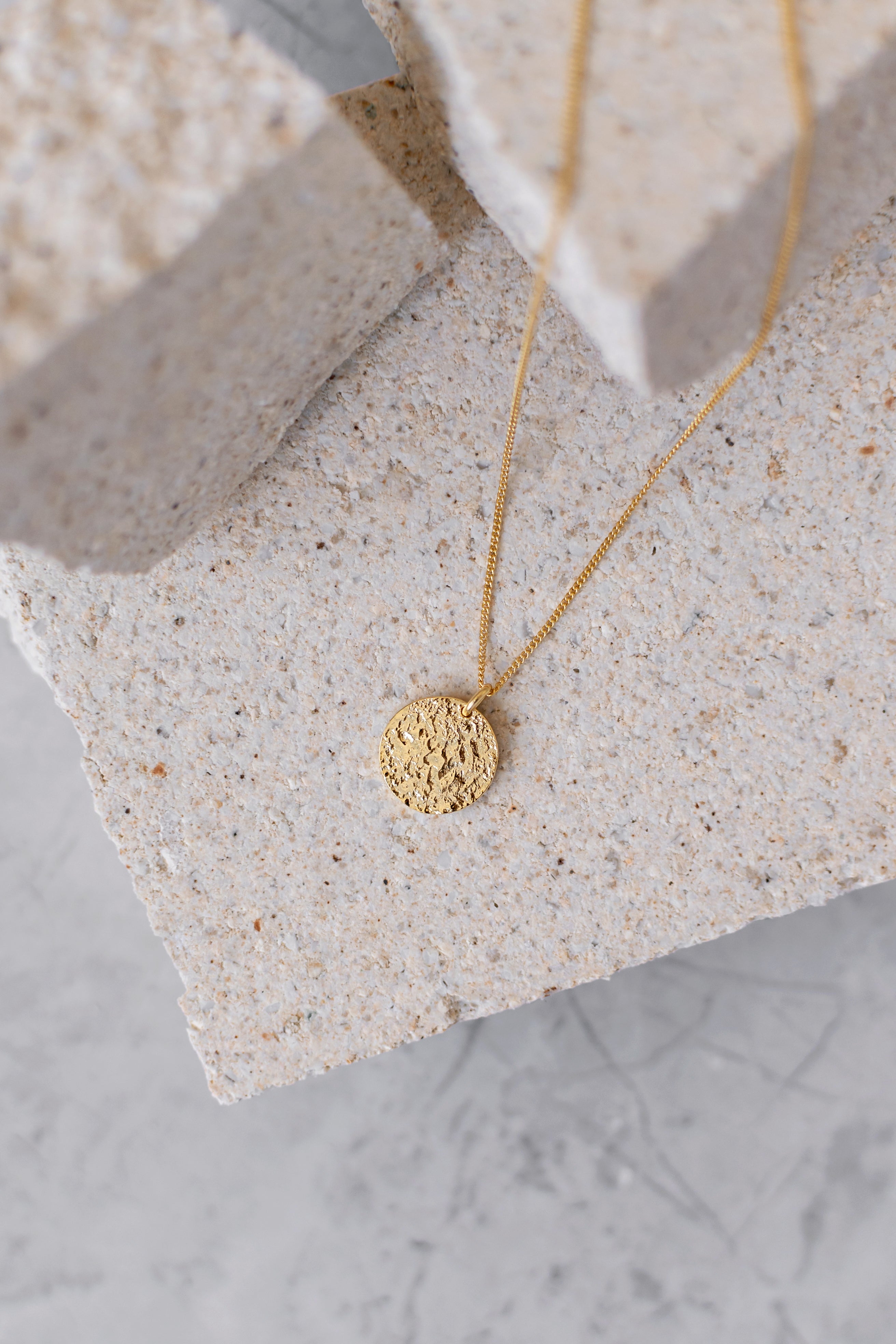 Kaelakee Medallion Gold