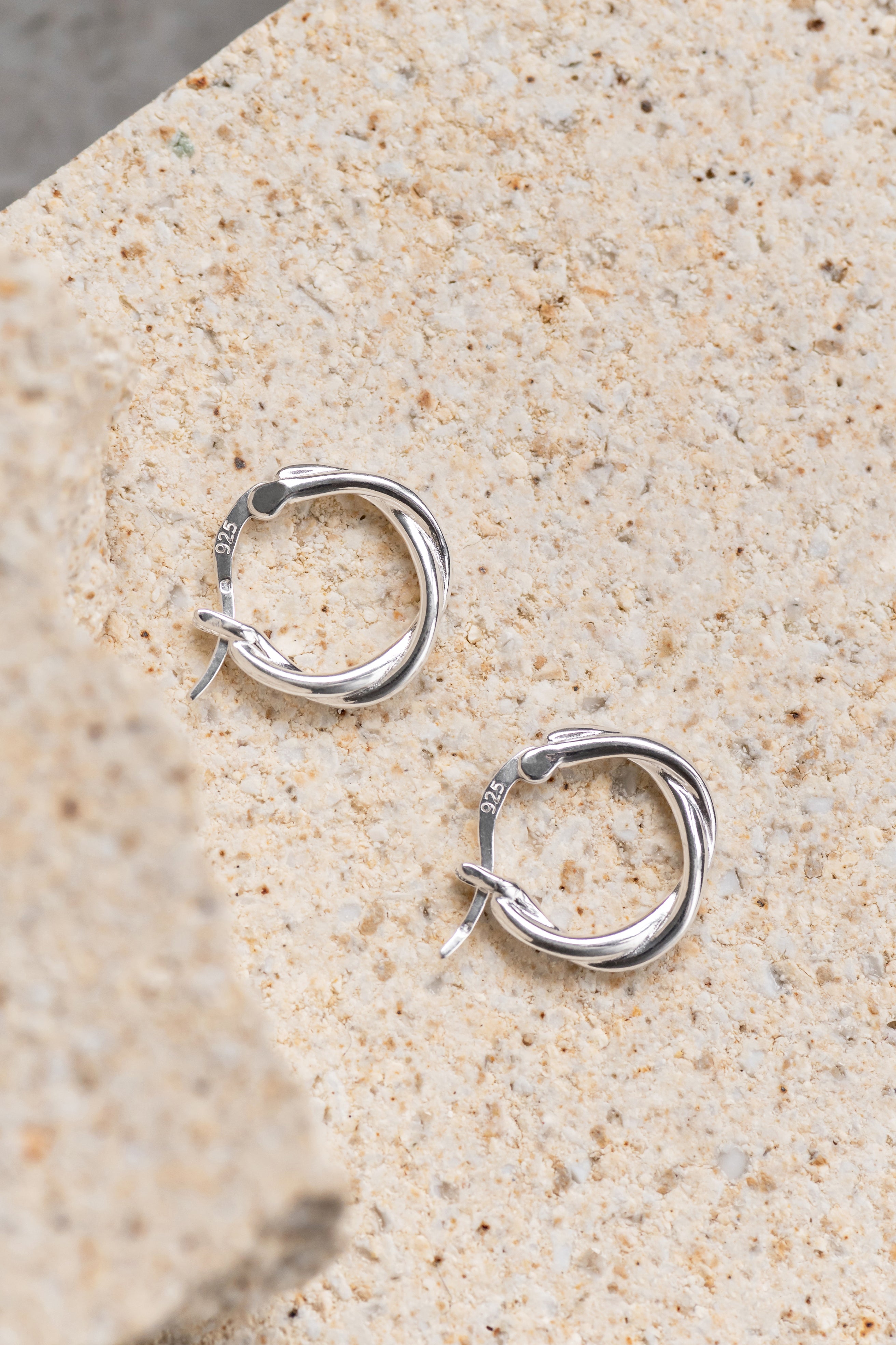 Auskari TWISTED HOOP 925 sudraba