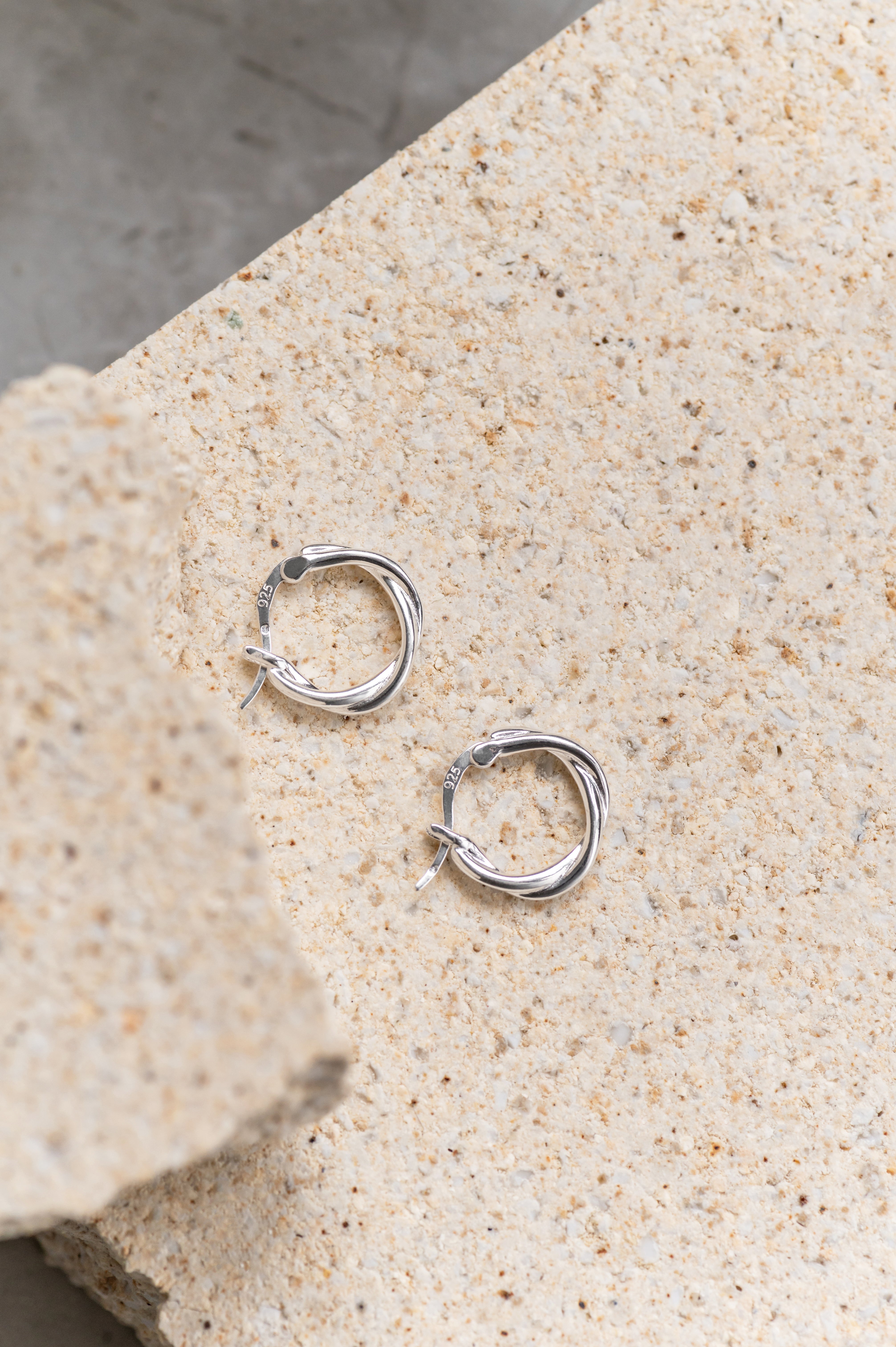 Auskarai TWISTED HOOP 925 sidabras