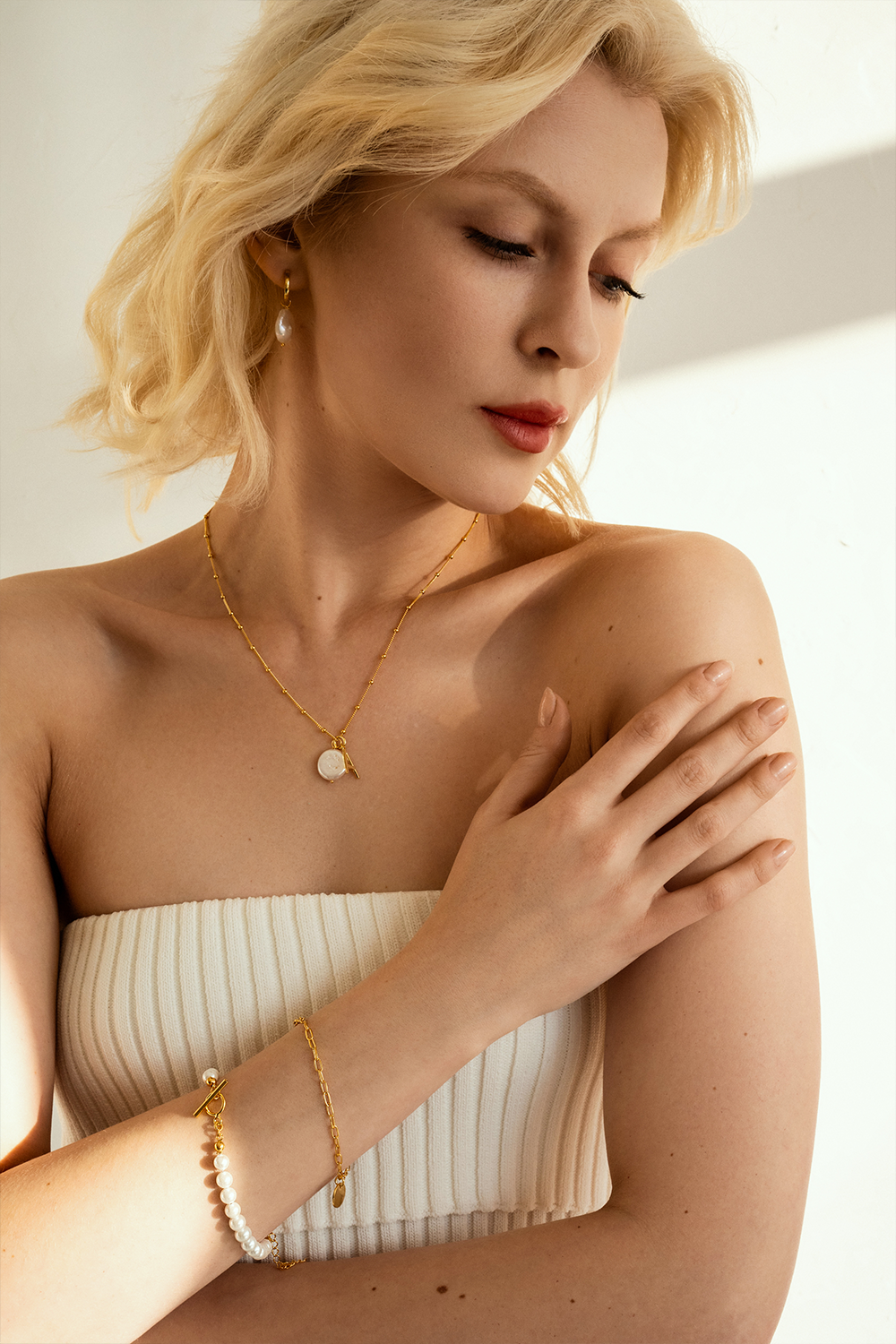 Kaklo papuošalas Dotted Pearl Initial Gold