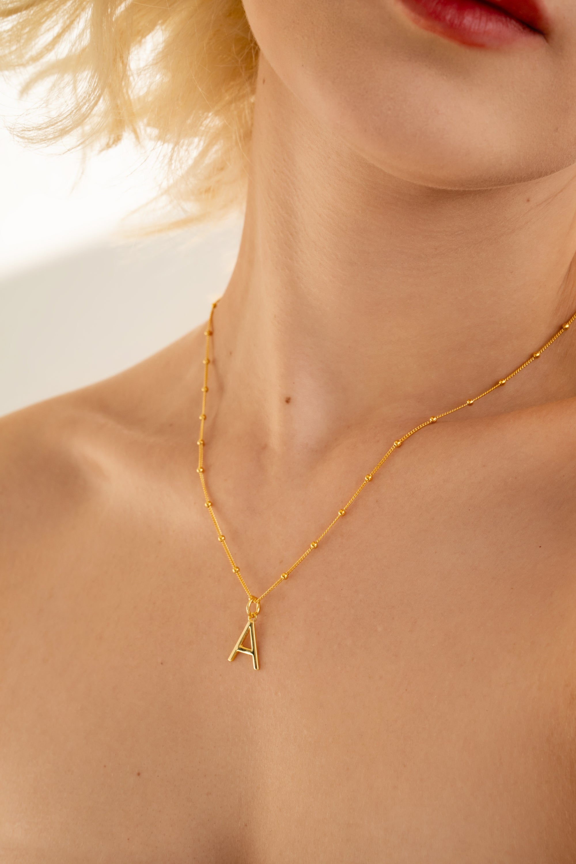 Kaklo papuošalas Dotted Initial Gold