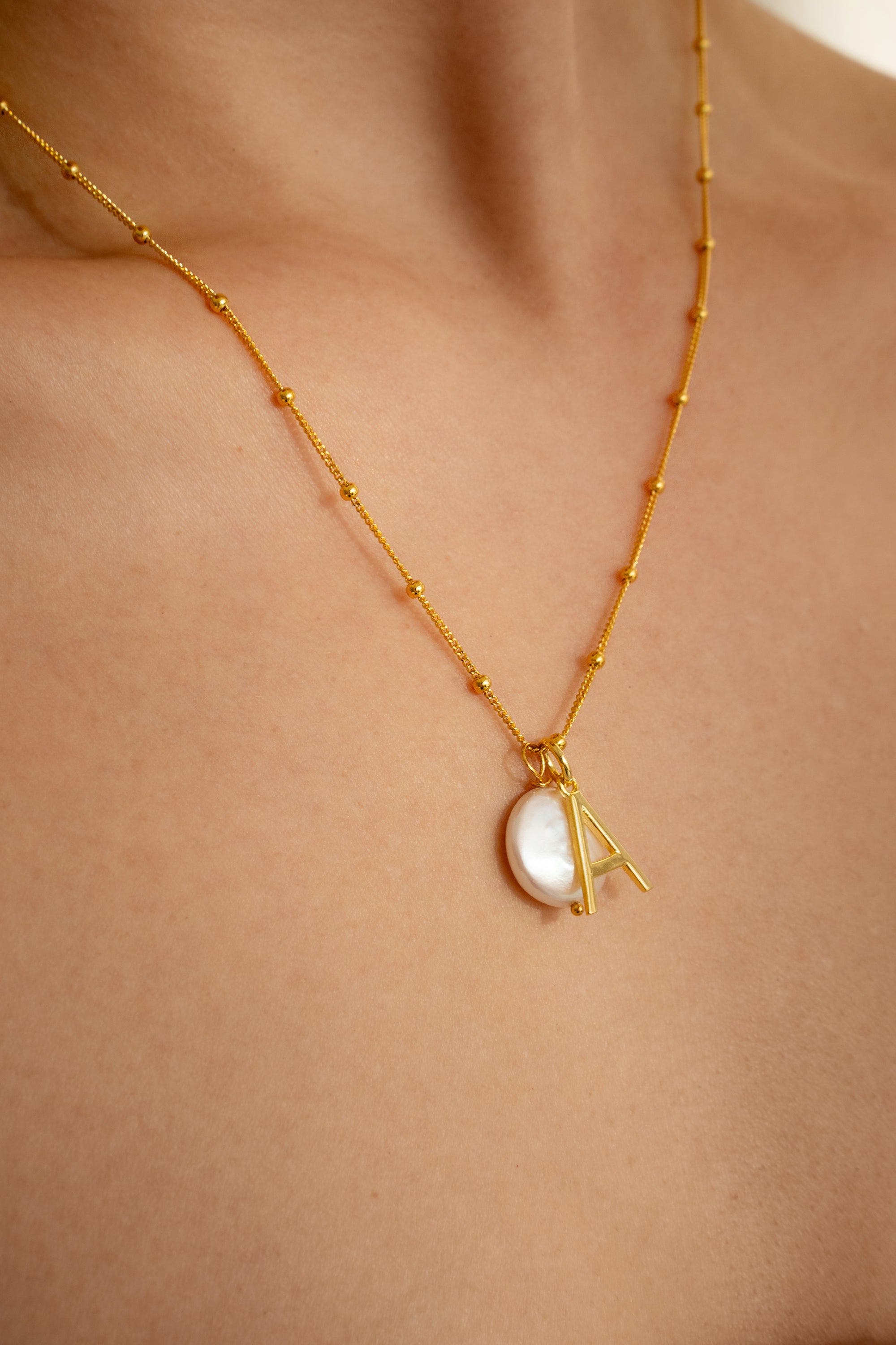 Kaklo papuošalas Dotted Pearl Initial Gold