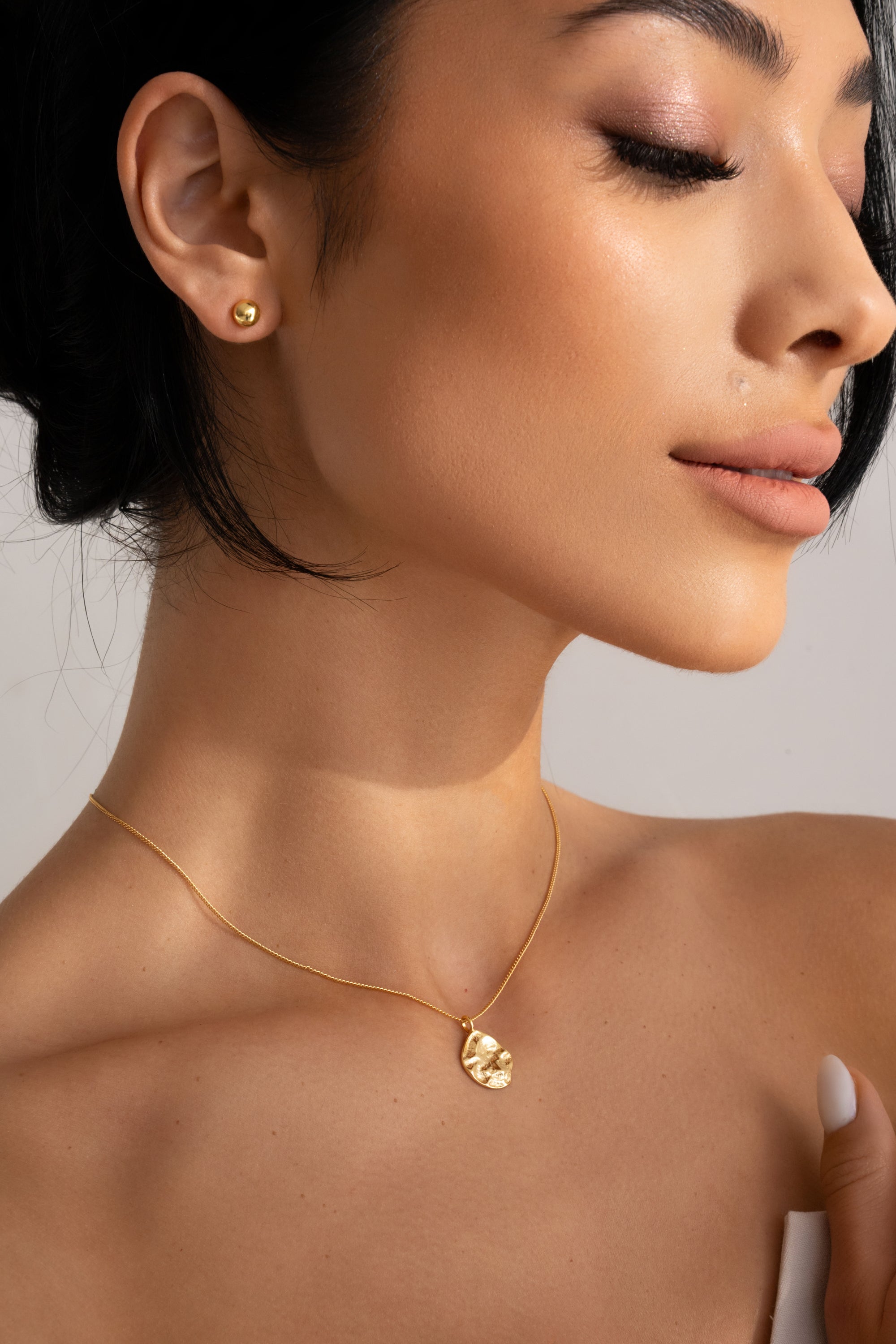 Necklace Oval Medallion Gold