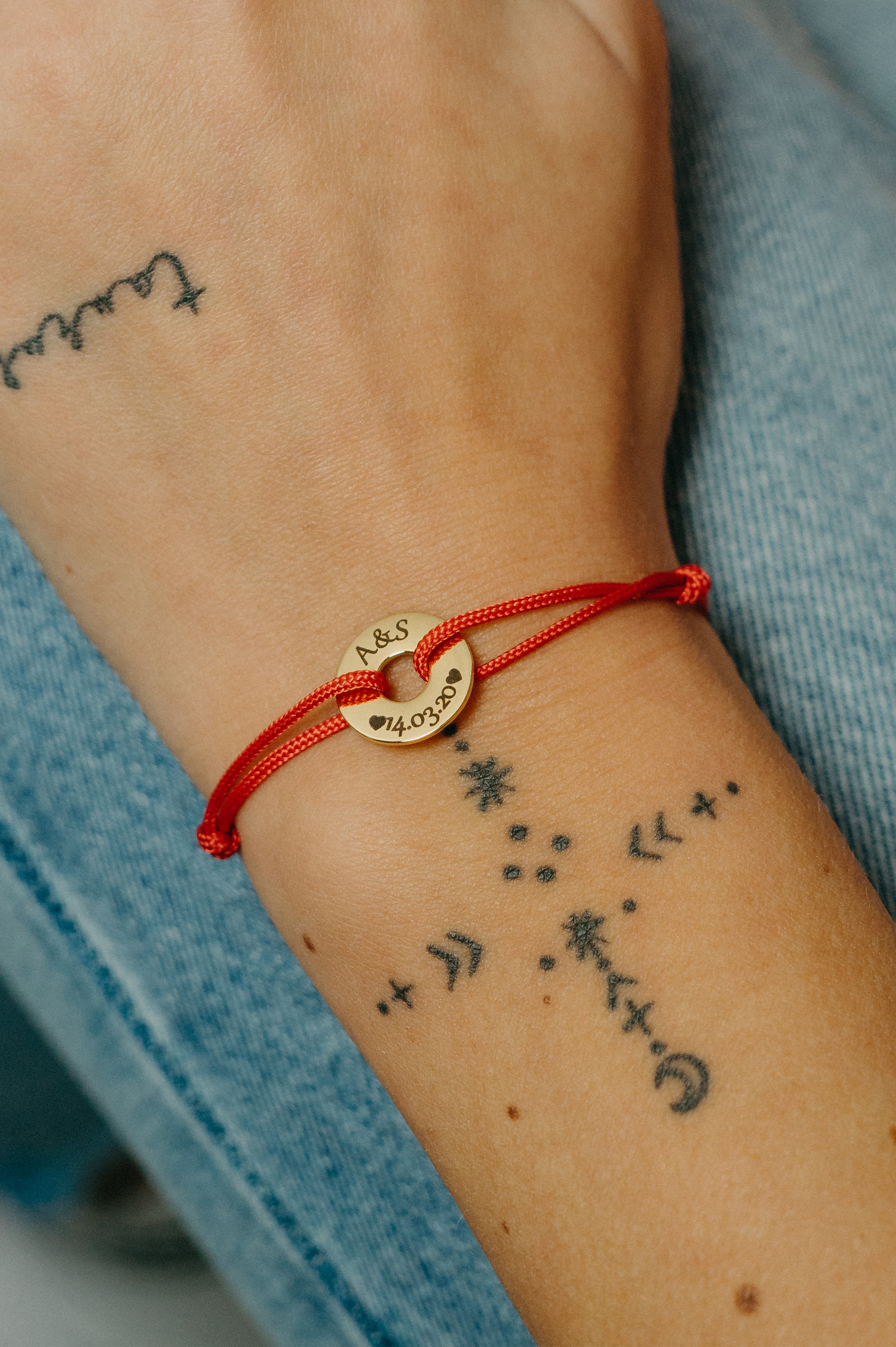 Käsitsi valmistatud punase nööriga käevõru