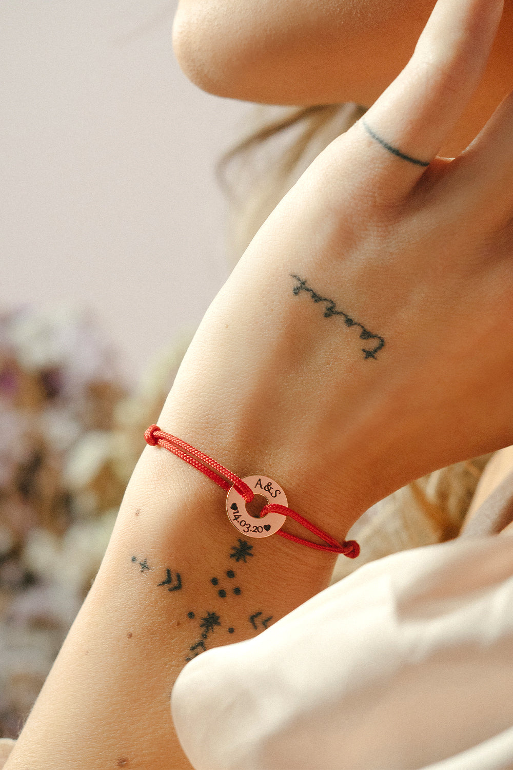 Käsitsi valmistatud punase nööriga käevõru