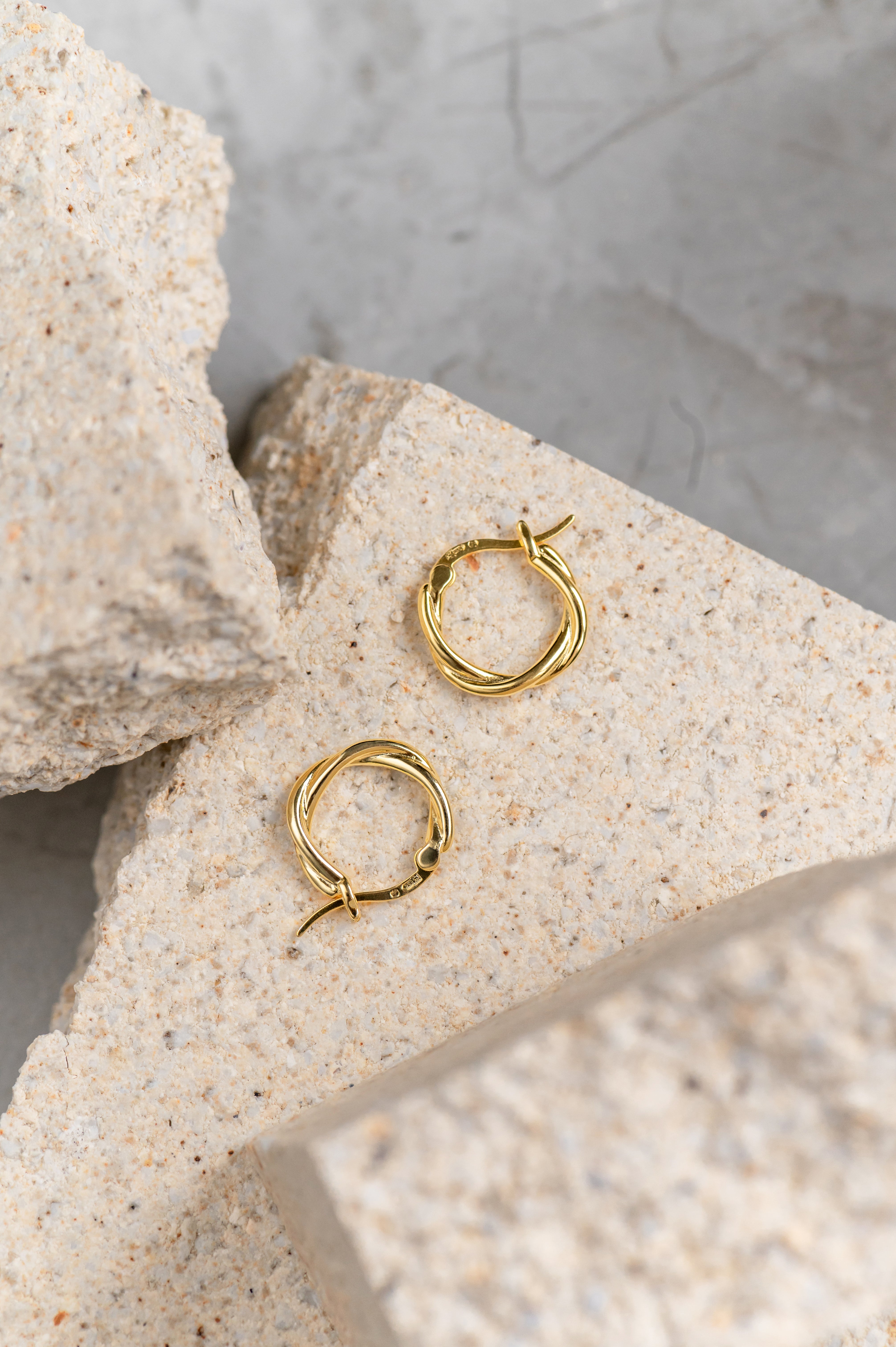 Gold-plated earrings TWISTED HOOP 925 sidabras